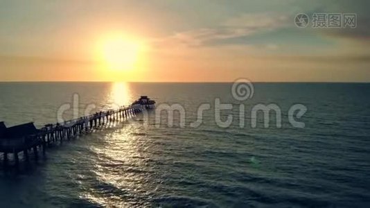 佛罗里达日落时的那不勒斯海滩和钓鱼码头。视频