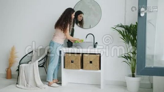年轻女子在浴室洗脸盆，独自在家做家务视频