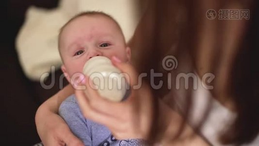 母亲把四个月大的婴儿抱在手上，用奶瓶喂他牛奶视频