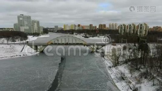 鸟瞰美丽的城市景观铁路大桥，跨越冰冻的河流视频