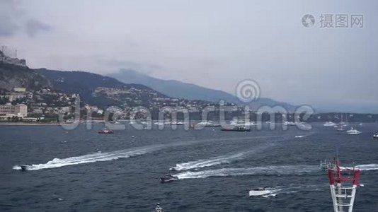 在摩纳哥蒙特卡洛停靠的许多船只环绕的游船船头上可以看到景色。视频