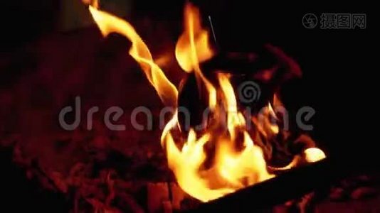 带咖啡的土耳其人站在被红色火焰包围的煤块上，在火上煮视频