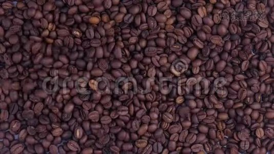 深色咖啡粒。 咖啡豆。 咖啡的美丽种子视频