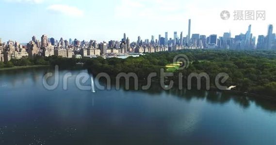 上西面曼哈顿城市景观与杰奎琳肯尼迪奥纳西斯水库视频