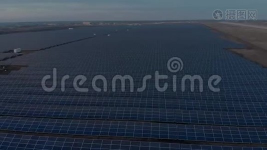 空中无人机在太阳能农场观看大型太阳能电池板。 太阳能电池发电厂。 录像4K。视频