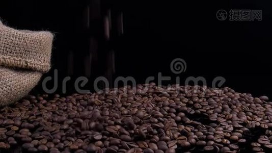 黑咖啡谷物。 咖啡豆。 咖啡的美丽种子视频