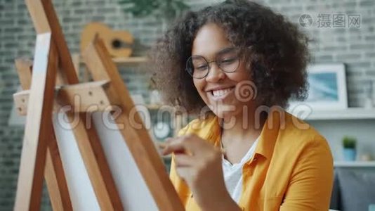 青少年女孩在画室画画的慢动作享受创意作品视频