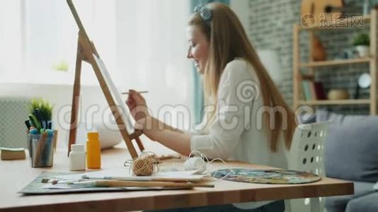 快乐的青少年用彩色铅笔在家中享受业余爱好。 关注办公桌视频