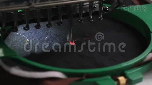 数控机器人缝纫机。 一种自动机器刺绣图案，黑色布上有红色的线。 机器人在工作视频