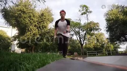 镜头追逐跑酷男子表演自由跑特技跳跃慢动作。 年轻男子练习跑酷跳跃视频