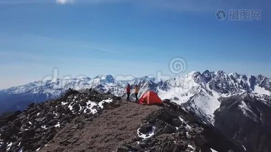 高空飞越山岭云和薄雾爬过山岭日出滑雪旅行视频