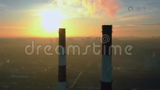 日落时分，工业企业的烟囱俯视着。视频