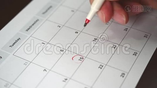 慢动作。 一个人手里拿着一支笔，把他的日程记录在桌历上视频