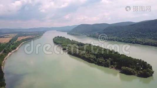 多瑙河的鸟瞰图。 夏雨和暴风雨天气视频