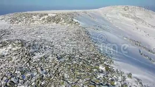 白雪皑皑的山顶。 空中勘测视频