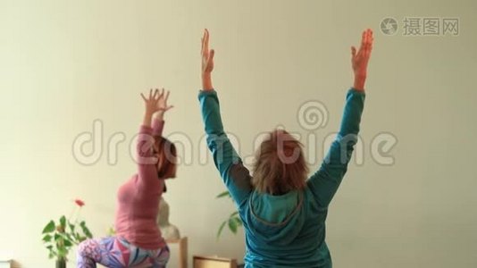 女人做的很好，摆姿势瑜伽视频
