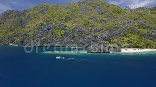 菲律宾巴拉望岛ElNidoMatinloc岛附近的4鸟瞰海峡。 在蓝水中航行视频