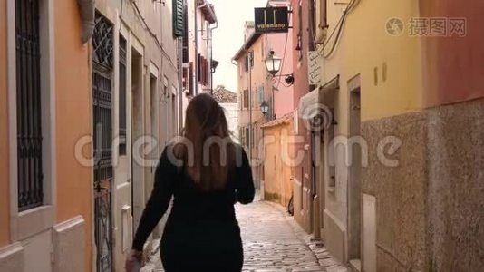 在Rovinj市狭窄的街道上行走的女性视频
