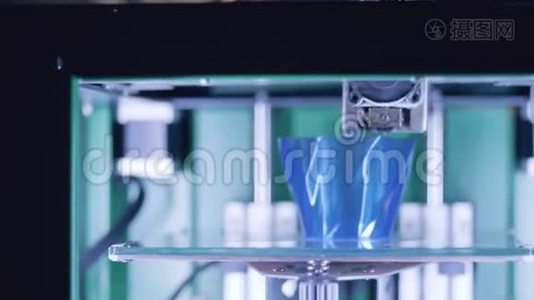 三维印刷行业工程师在三维印刷实验室工作。 男工程师检查3D打印花瓶。视频