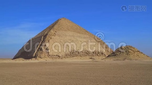 弯曲金字塔是一座古埃及金字塔，位于达舒尔皇家墓地，大约40公里视频