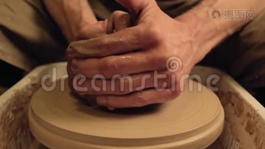 陶瓷制造艺术家手工成型粘土视频