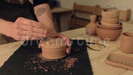 陶瓷艺术工作者手工钻洞陶罐视频