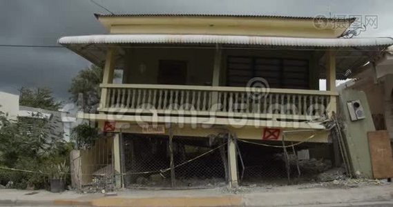 一系列余震后，波多黎各Guanica倒塌房屋遭到地震破坏视频