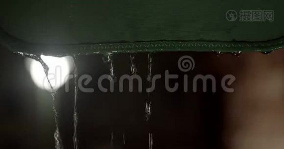 夜间暴雨时，雨篷上的水流缓慢视频