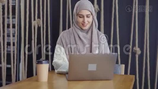 一个带电脑的穆斯林女人。视频