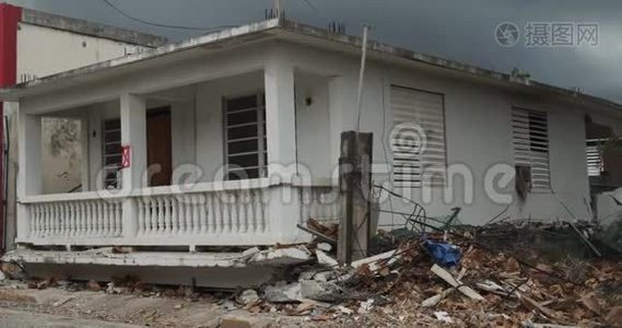 一系列余震后，波多黎各Guanica倒塌房屋遭到地震破坏视频