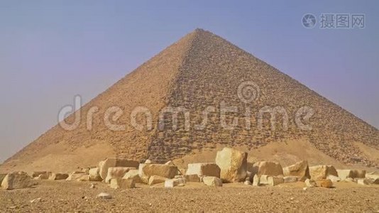 红色金字塔。 红金字塔又称北金字塔，是开罗三大金字塔中最大的金字塔视频