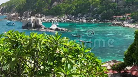 泰国Koh陶，AmaingTanote湾，他的美丽的珊瑚礁，巨大的花岗岩块和长尾船在锚处。视频