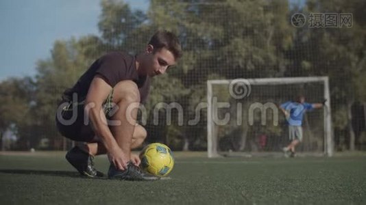 足球运动员准备比赛时系鞋带视频