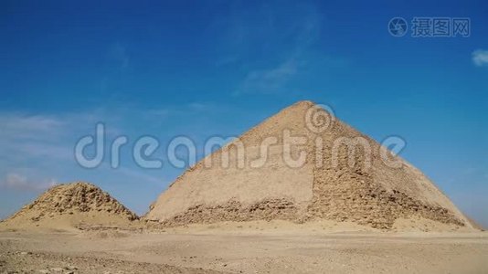 Bent金字塔是一座古埃及金字塔，位于大舒尔皇家墓地，位于C区以南约40公里处视频