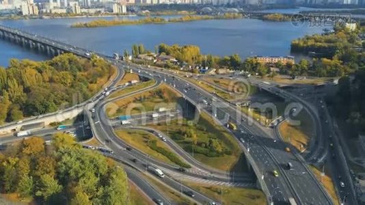 晴天交通繁忙的道路交汇处视频