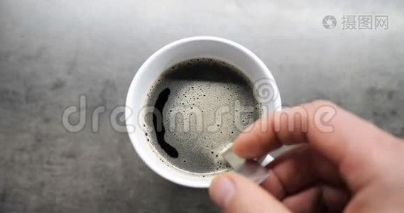 男性手杯热咖啡特写。 商业和饮料概念。 人手搅拌咖啡的俯视图视频