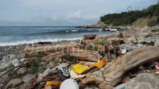 乌克兰克里米亚黑海小型垃圾填埋场。 地球上人类的全球问题是垃圾和视频