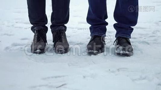 人们的脚从寒冷中冻下来，从脚转移到脚视频