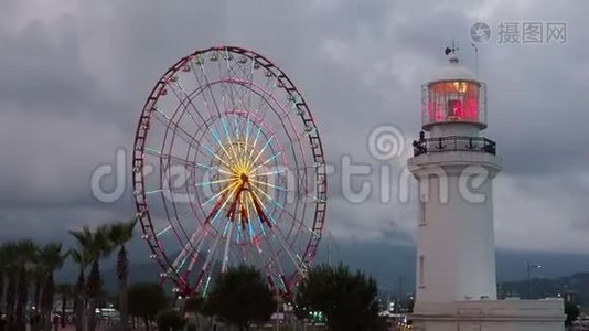 博图米，GEORGIA-2019年6月。 全景轮和灯塔的夜景，位于中央长廊，带t视频