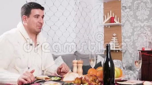 男人在她妻子旁边吃圣诞晚餐视频