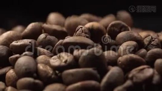 旋转咖啡豆上掉落的咖啡豆不错。 烤咖啡极端宏观镜头的电影画面视频