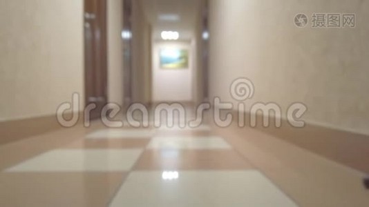 摄像机在一个有门的走廊里移动到地板上方视频