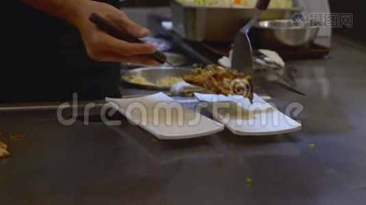 厨师烹饪新鲜鸡肉准备服务客户餐厅视频