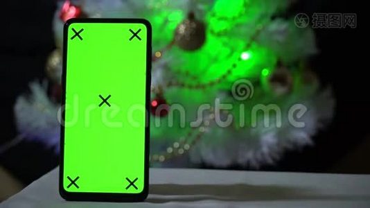 绿色屏幕手机。 图形的色度键。 带玩具的圣诞树。 无标题智能手机。视频