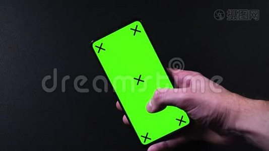 绿色屏幕手机。 没有品牌。 男性手在手机屏幕上滑动。视频