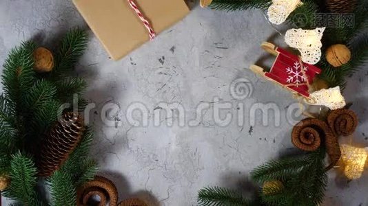 人类女性的双手向节日装饰推送礼物。 桌子上摆着新年和圣诞装饰品。 松树枝视频