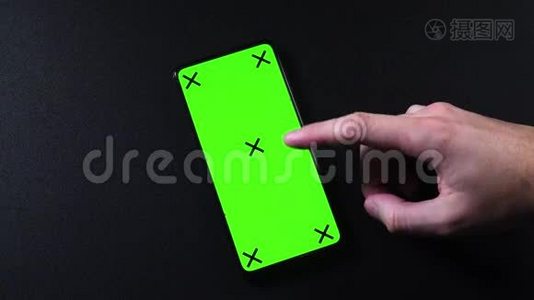 绿色屏幕手机。 没有品牌。 男性手在手机屏幕上滑动。视频