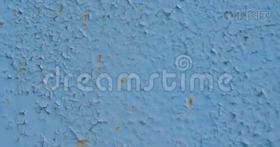 金属蓝色背景墙纹理有划痕和裂缝。 平滑相机的运动和文字的位置。 运动4k视频视频