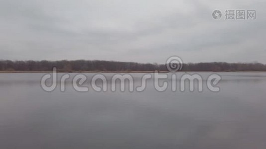 秋日阴云密布的大湖泊或河流全景视频