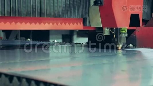 工厂的机器正在用激光切割金属板视频